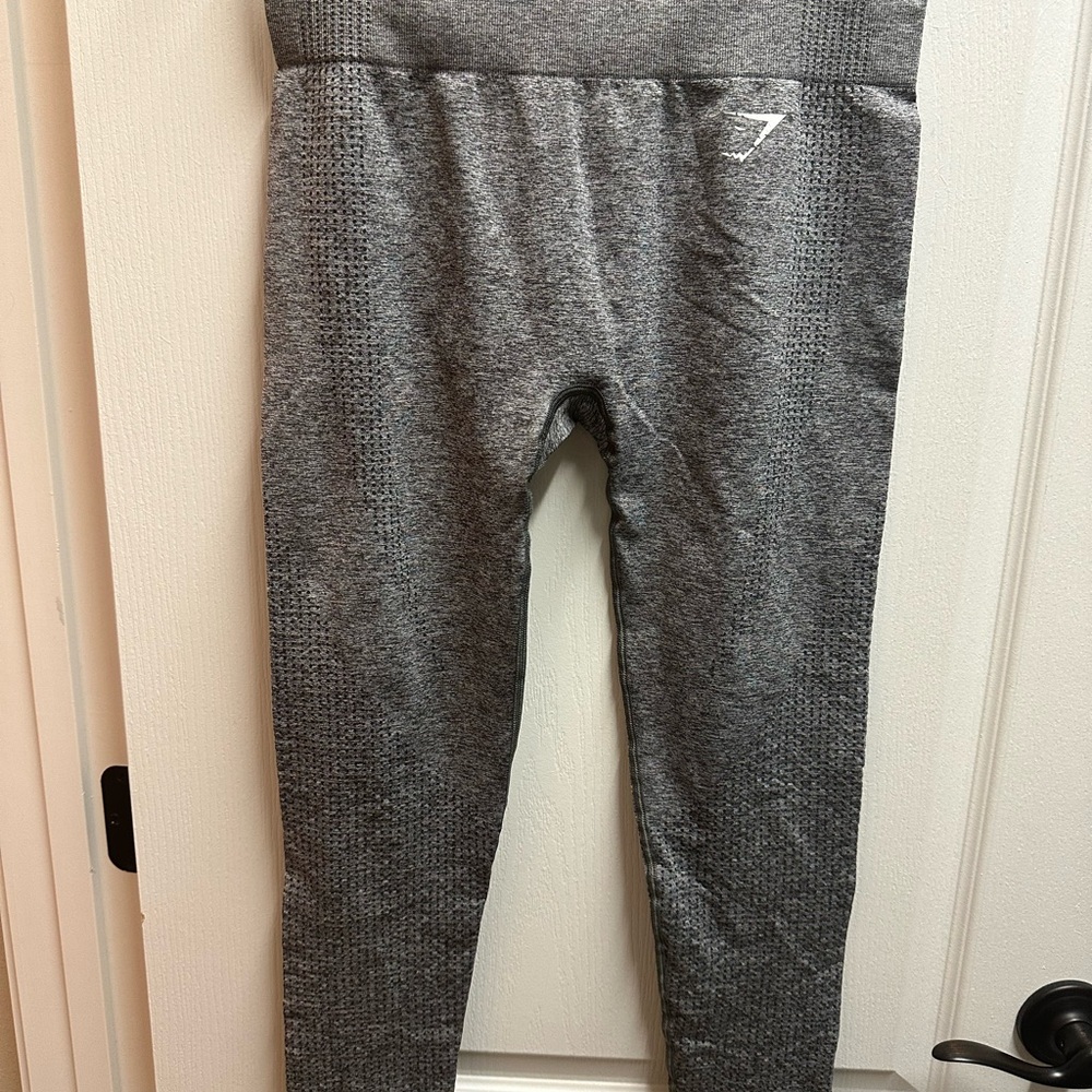 Gymshark  woman Gray Leggings size L/ pre owned 750